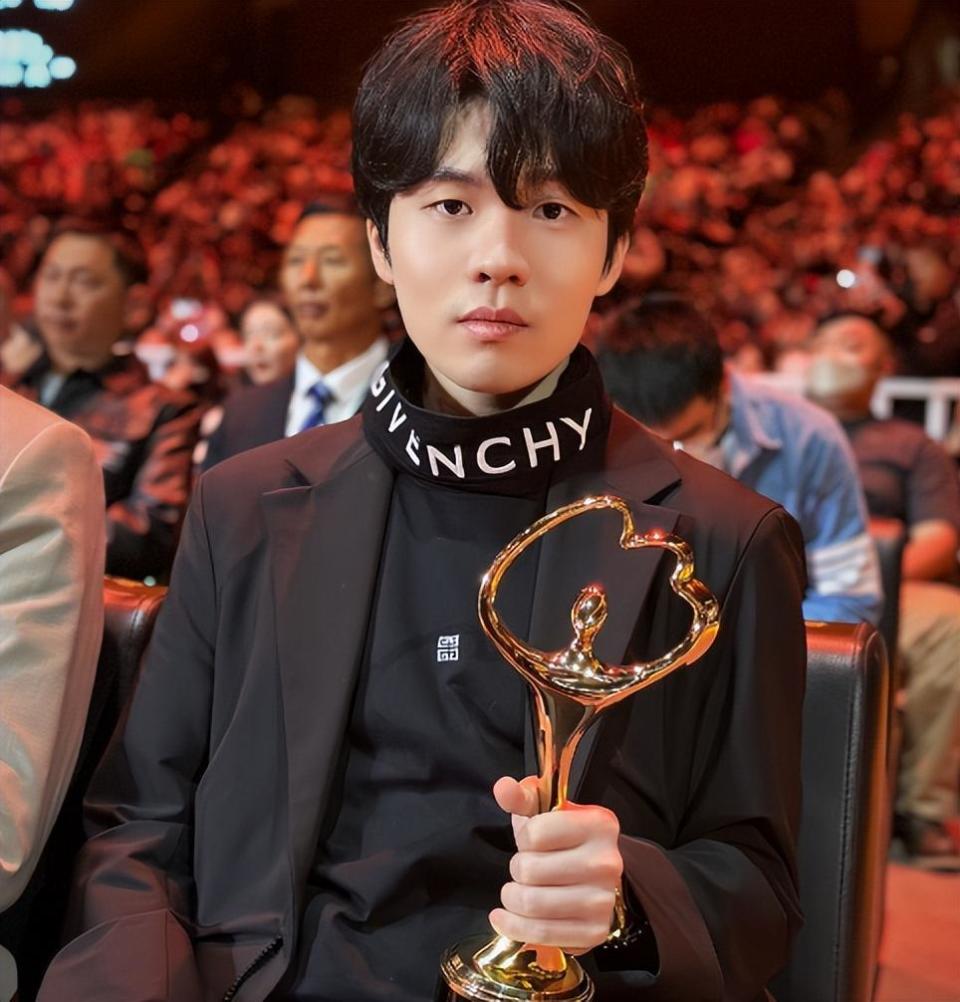 AYX-包含Rookie回归赛场，战术调整首场状态亮眼，TL观众沸腾！的词条